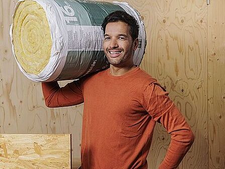 Man met isolatiemateriaal
